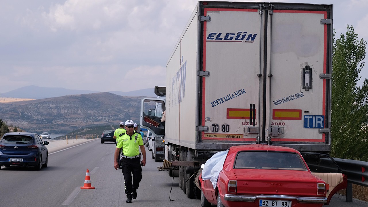 Konya'da kaza: TIR'a arkadan çarpan otomobilin sürücüsü öldü, eşi ağır yaralı