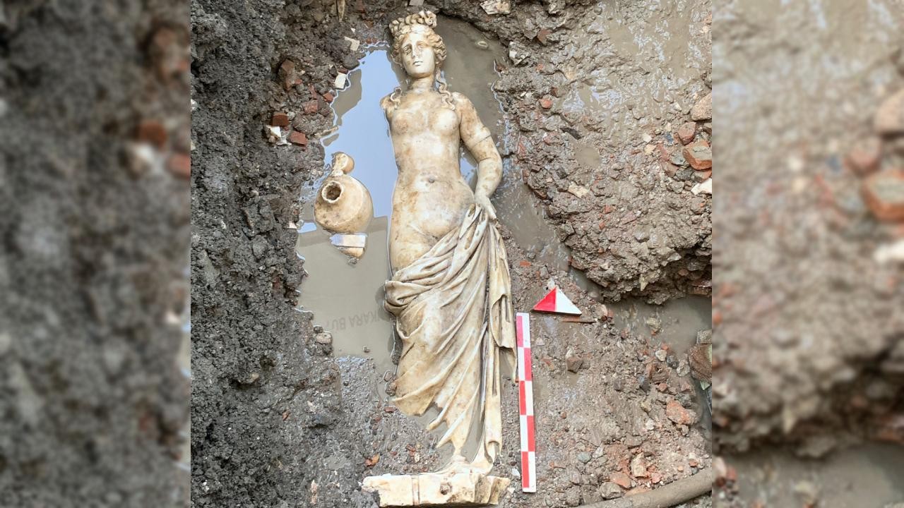 Tarihi Bedesten'de yapılan kazılarda 1800 yıllık 'su perisi heykeli' bulundu
