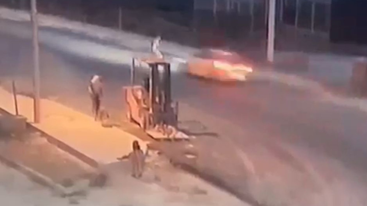 Konya’da yol çalışması yapan işçiye otomobil çarptı! O anlar kamerada