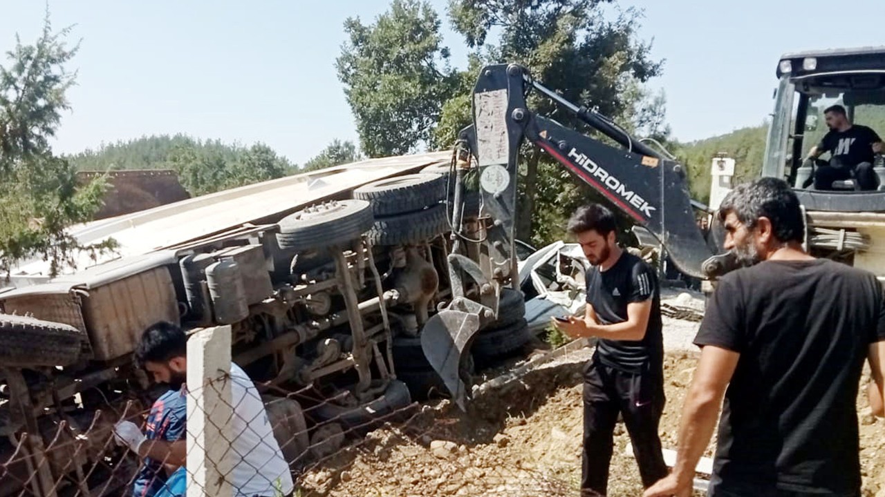 Freni patlayan kamyon cenaze namazı kılanların arasına daldı! Ölü ve yaralılar var