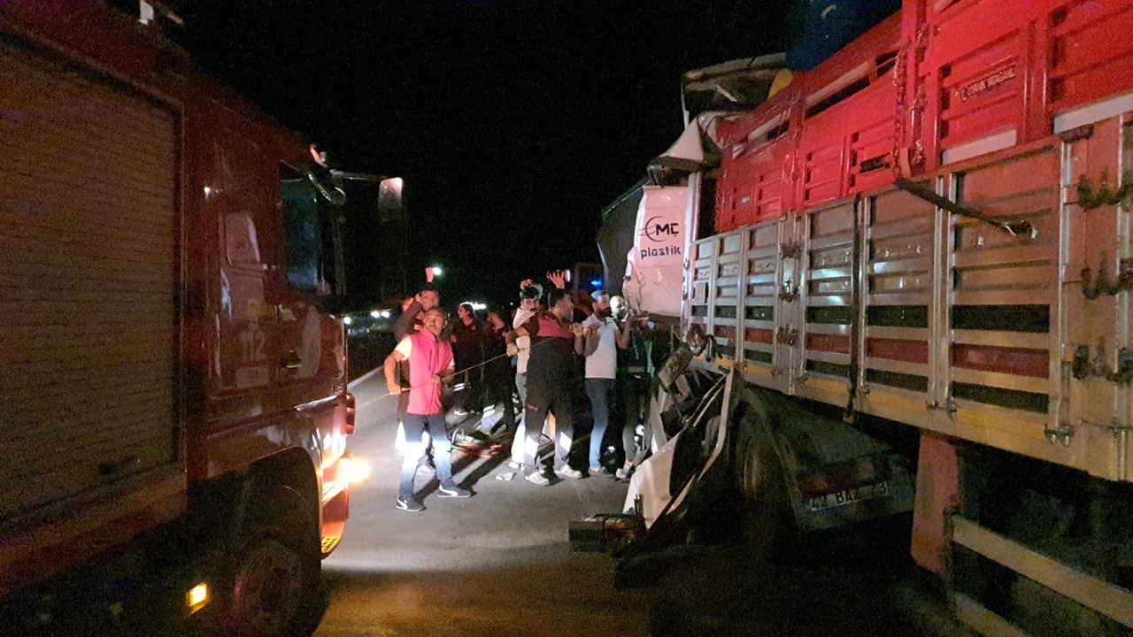 Arıza nedeniyle yol kenarında park halindeki tıra çarpan sürücüsü öldü