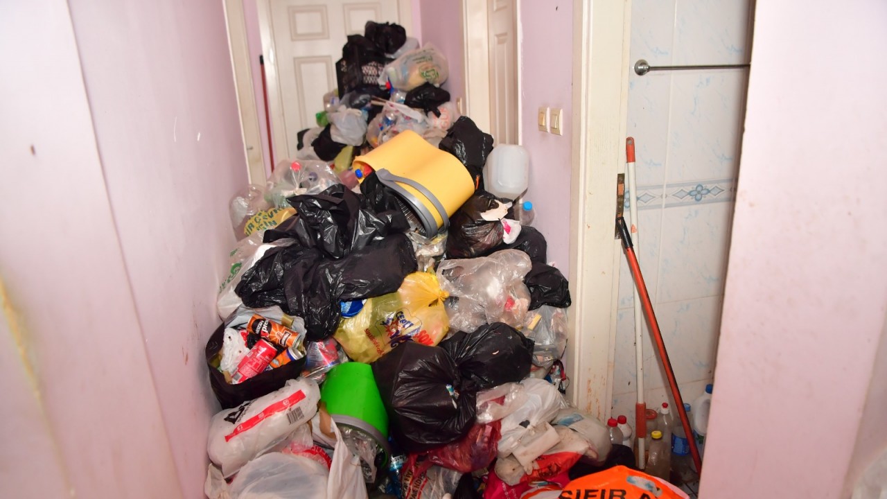 Evden 20 ton çöp çıktı;  sahibi ’Yapmayın, bunlar yılların emeği’ dedi