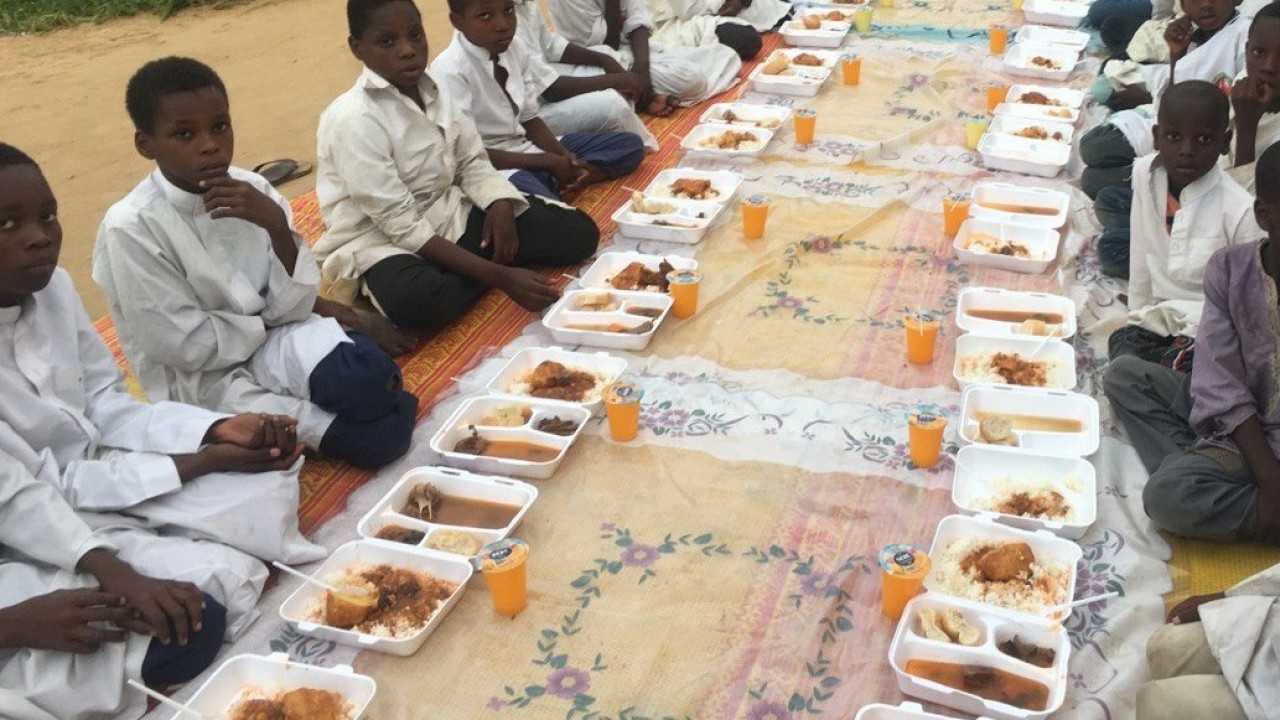 Misdarder mevlid kandilinde Afrika’da iftar sofraları kuruyor