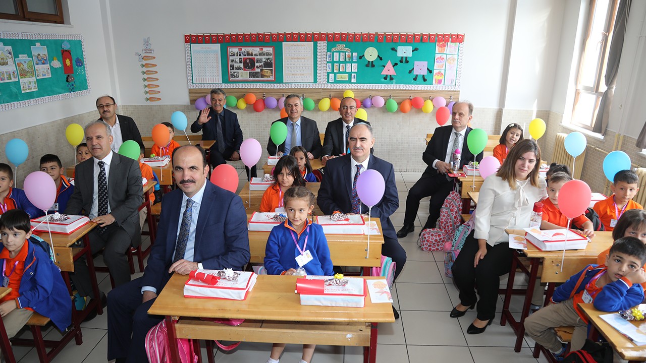 Başkan Altay okulun ilk günü öğrencilerin heyecanını paylaştı!