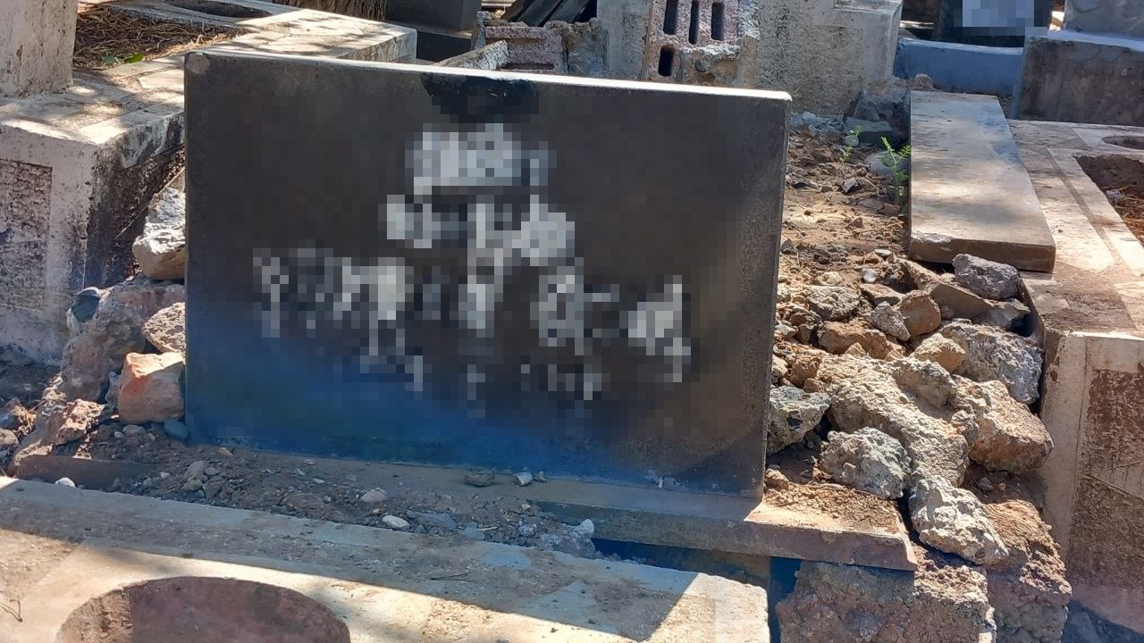 İkinci defin için kabirden çıkardığı kemikleri fırlattığı görüntüler tepki çekti