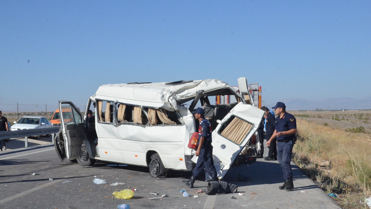 Ereğli- Karaman yolunda minibüs devrildi: 1 kişi öldü, 10 kişi yaralandı!