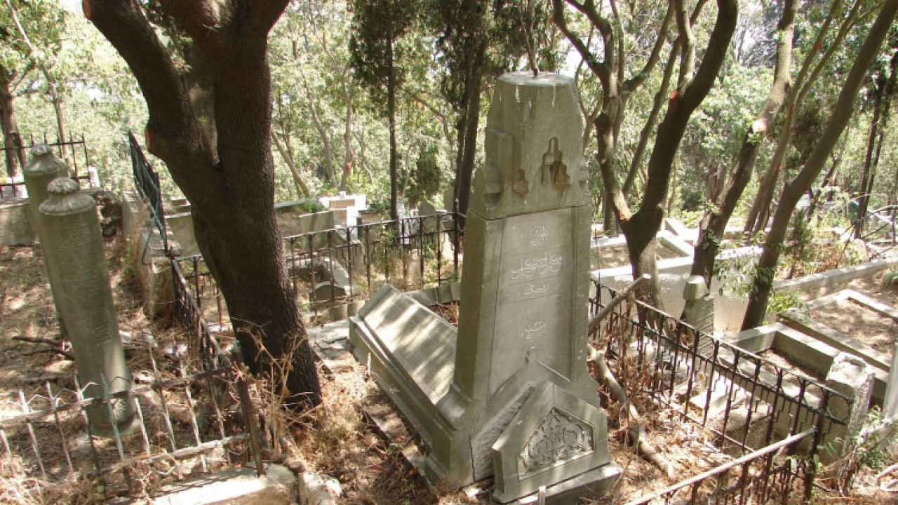 Tarihi mezarlık definecilerin hedefi oldu