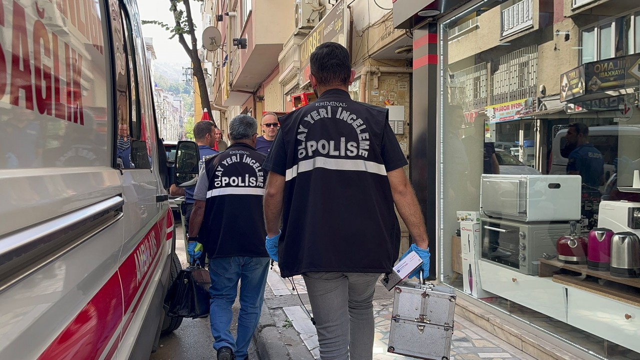 Tartıştığı sevgilisini, 10 yaşındaki kızının gözü önünde öldürüp, intihar etti