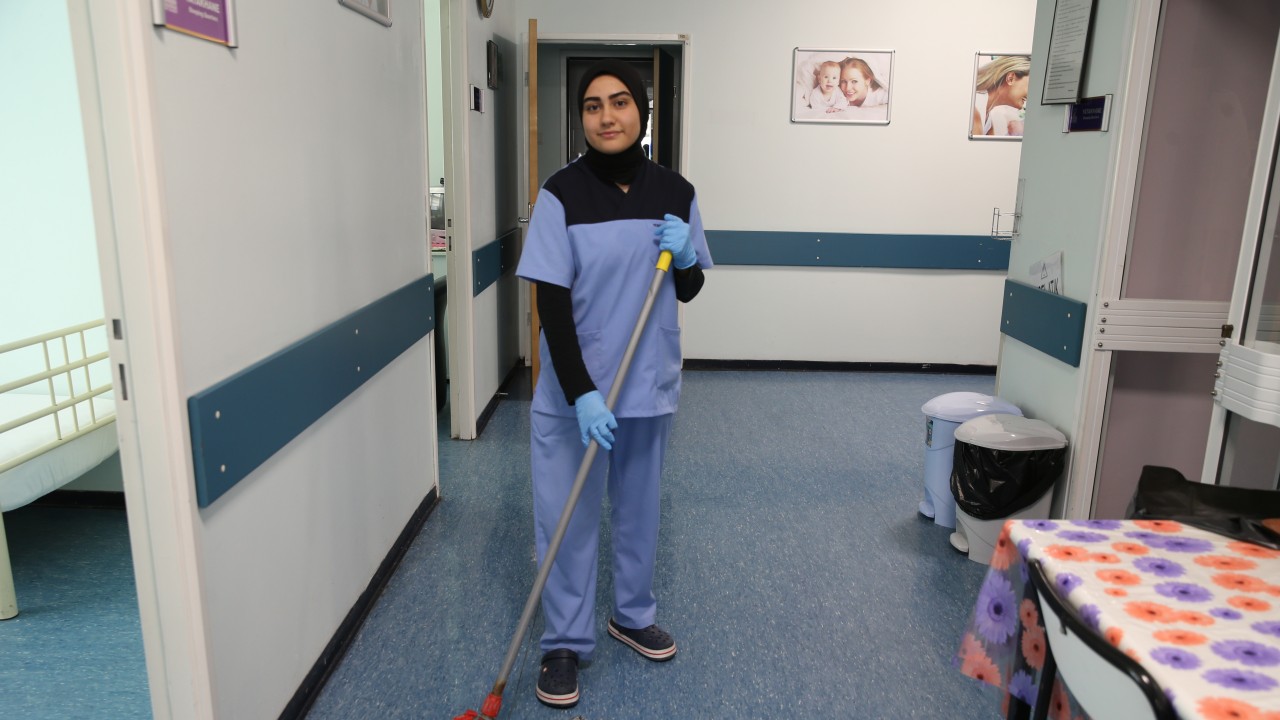 Temizlik personeli olarak çalıştığı üniversitenin tıp fakültesini kazandı