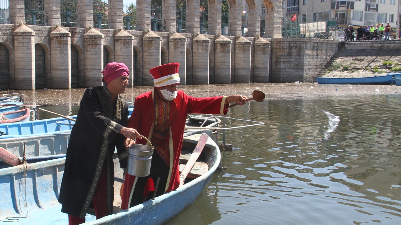 Temsili Nasrettin Hoca kuraklığa dikkati çekmek için Beyşehir Gölü'ne maya çaldı