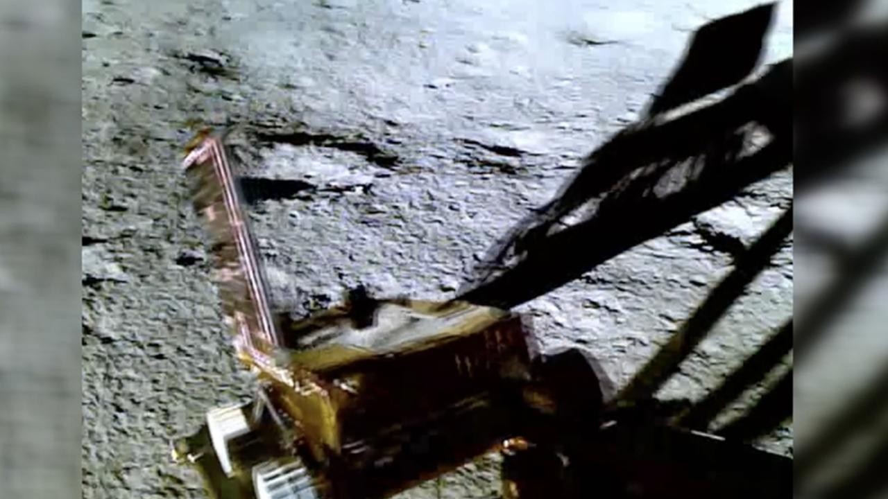 Ay'ın güney kutbuna inen uzay keşif aracı Chandrayaan-3 ile temas kurulamıyor