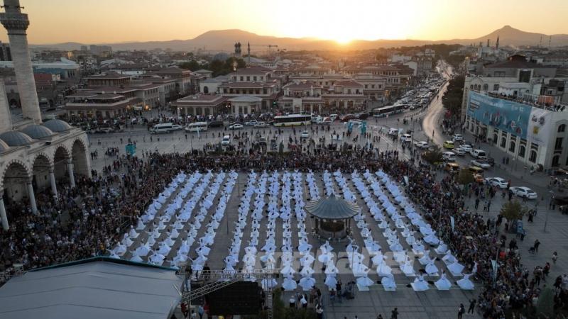 Mevlana Meydanı’nda 250 semazen ile sema gösterisi