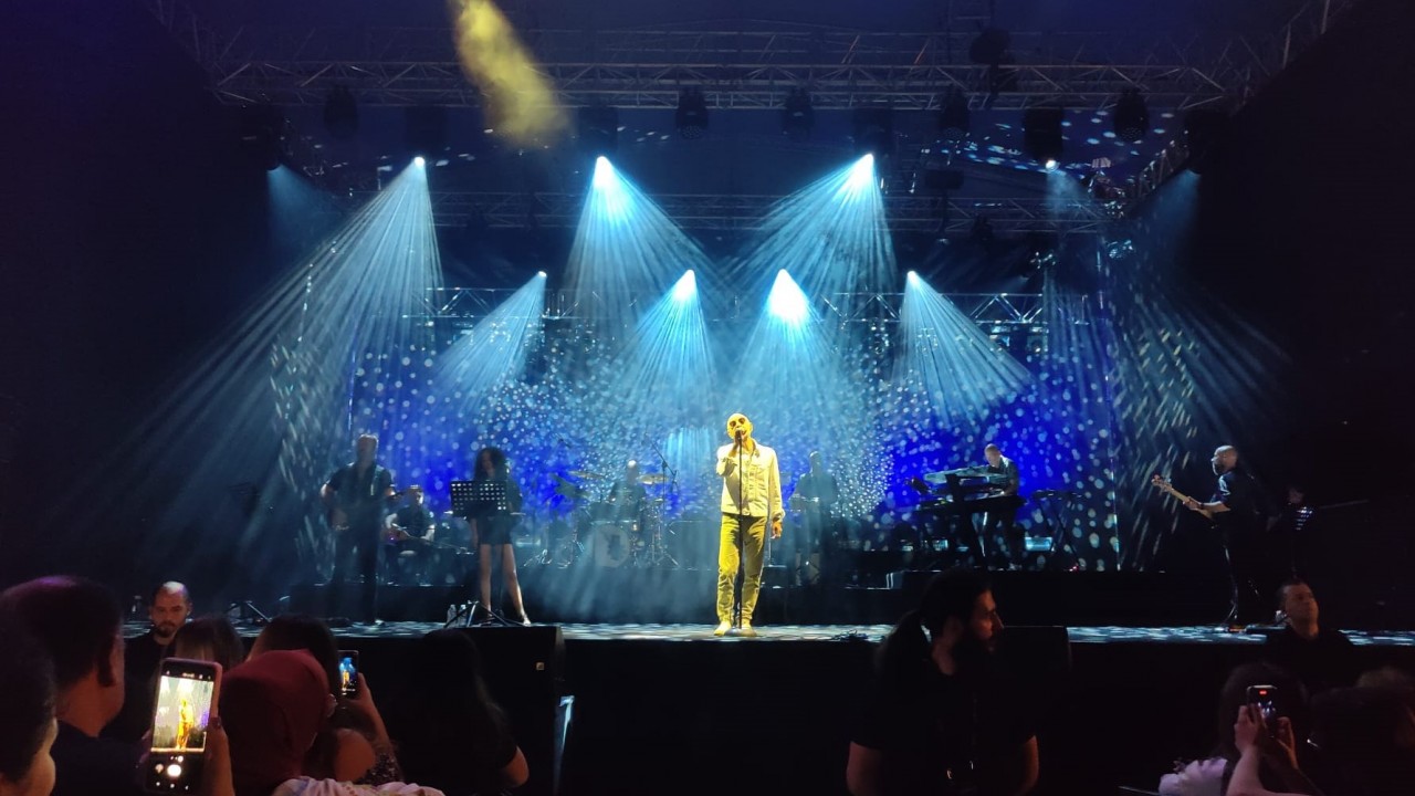 Mazhar Alanson sahne aldı; şarkılarını Özkan Uğur anısına seslendirdi