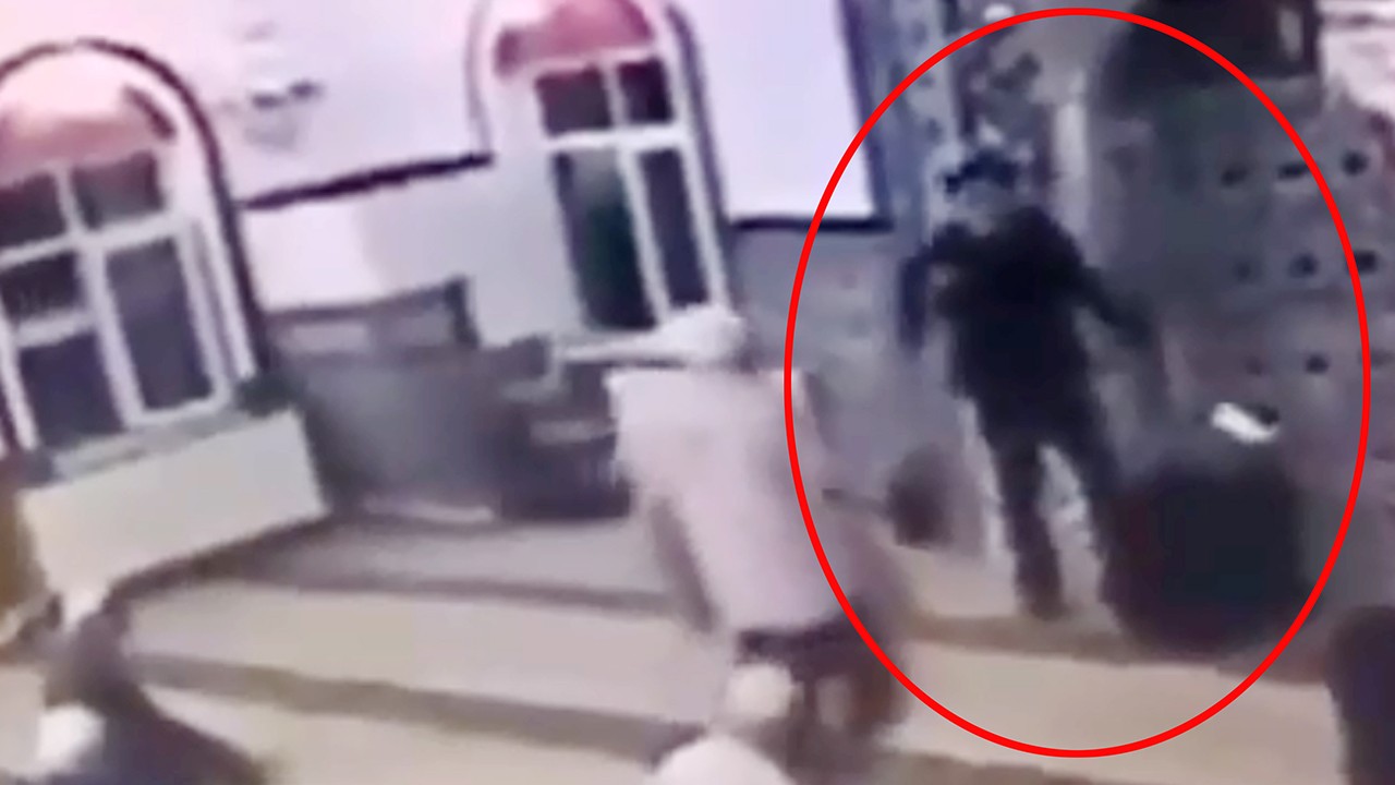 Namaz sırasında ayakkabılarıyla camiye girip imama bağırdı