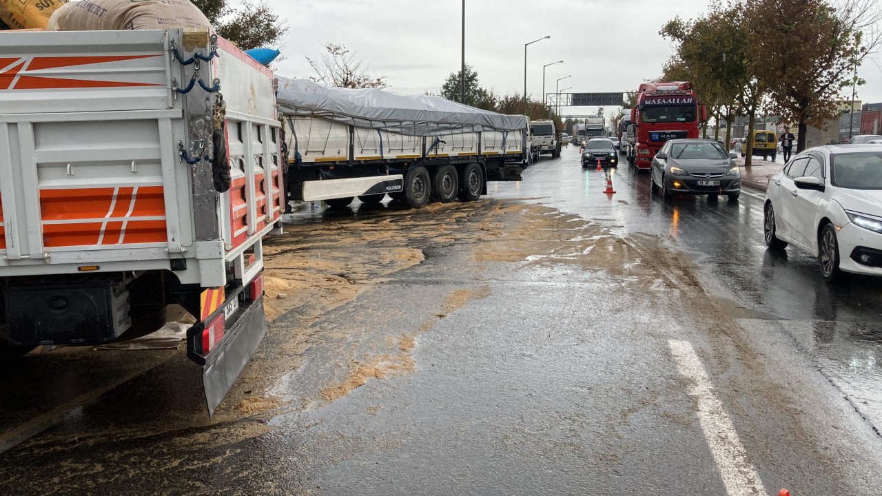 Konya’da kamyonet sürücüsü  direksiyon hakimiyetini kaybederek tırla çarpıştı