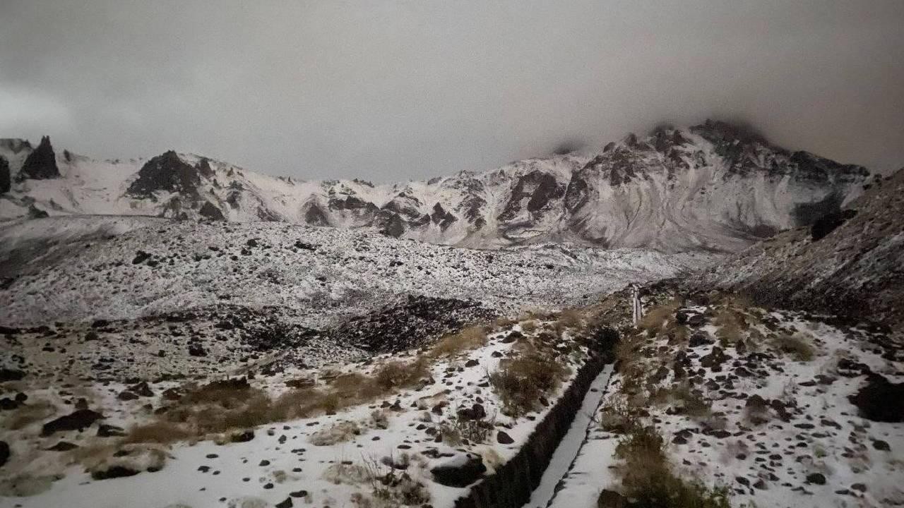 Erciyes Dağı'na mevsimin ilk karı düştü