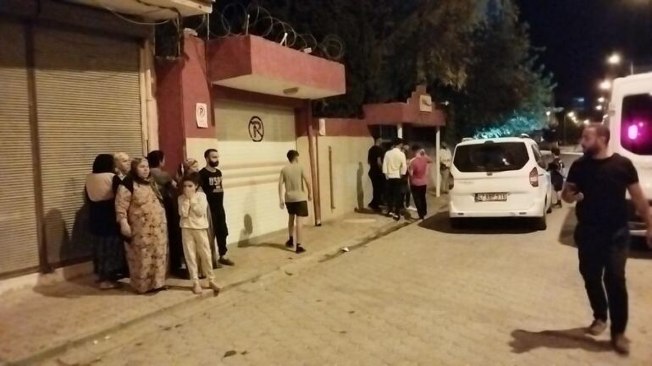 Uzaklaştırma kararı bulunan koca, iki çocuğunun gözü önünde eşini öldürüp, intihara kalkıştı