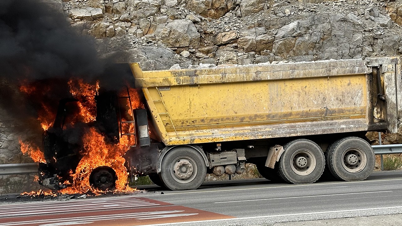 Konya'da seyir halindeki kireçtaşı yüklü kamyonda yangın