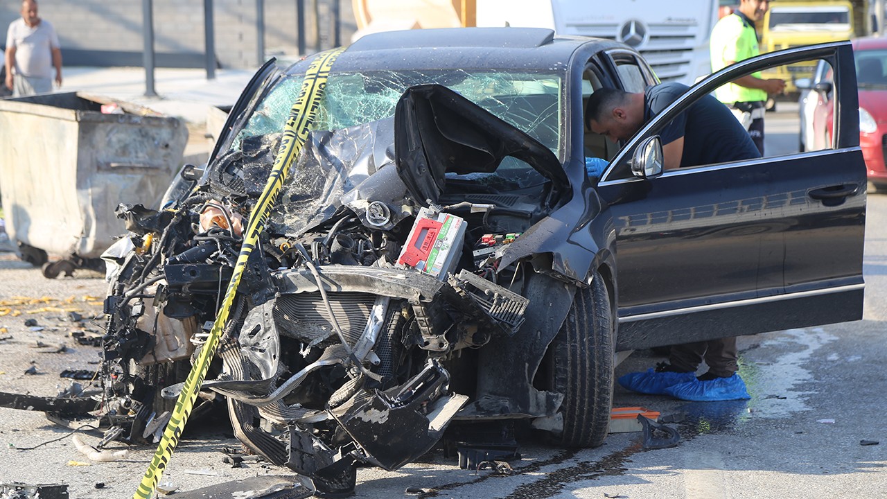 Otomobille çöp kamyonu arasına sıkışan  temizlik işçisi hayatını kaybetti