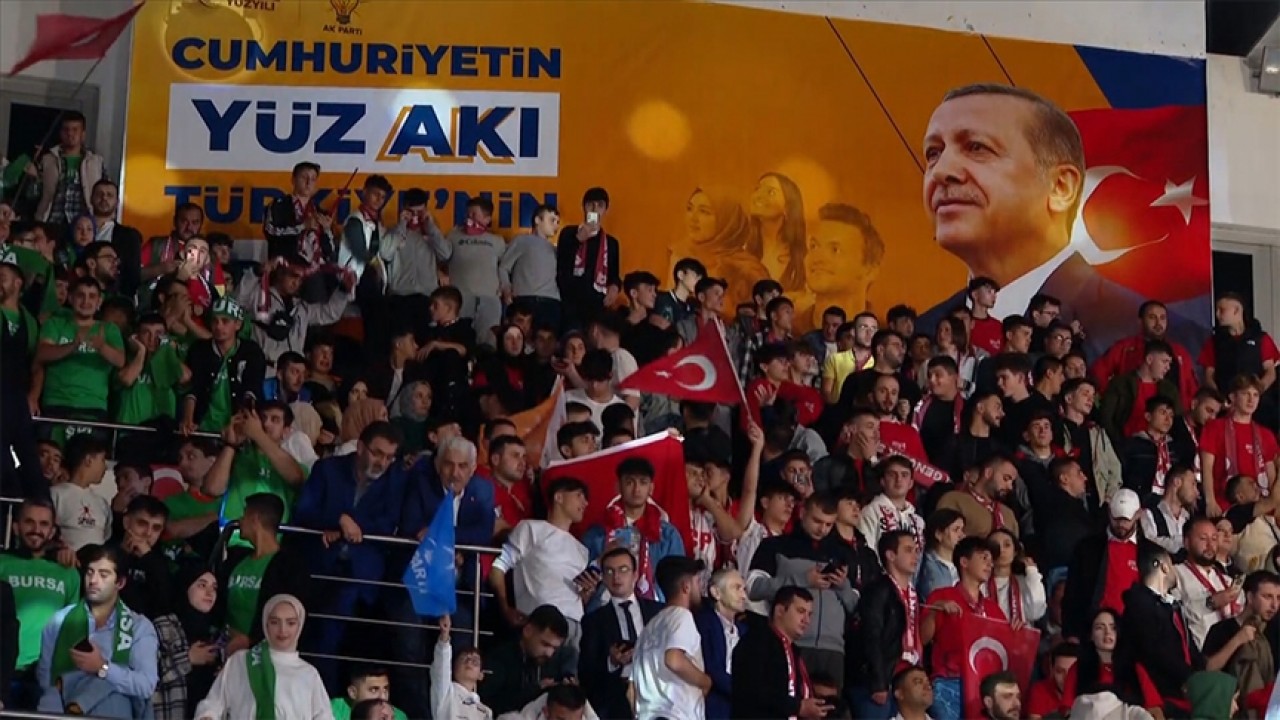 AK Parti 4. Olağanüstü Büyük Kongresi için Ankara Spor Salonu'na girişler başladı