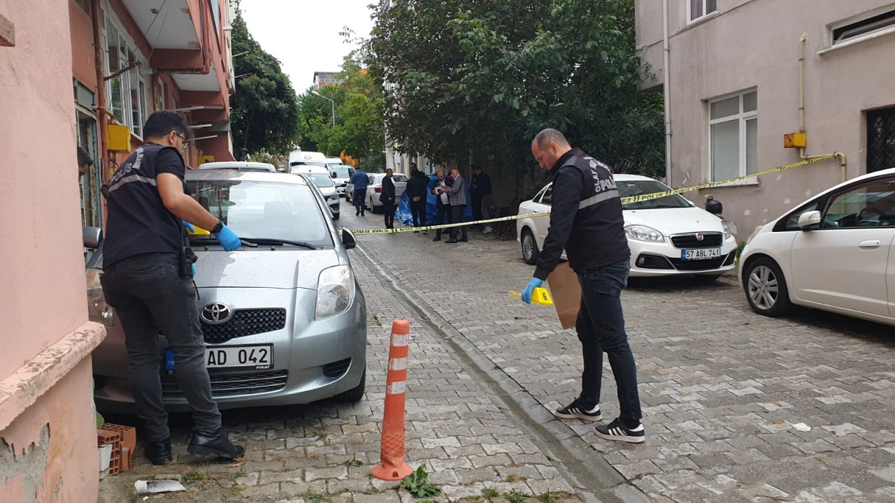 Pusu kurup eski eşine ateş açtı, yanındaki kadını yaraladıktan sonra intihar etti