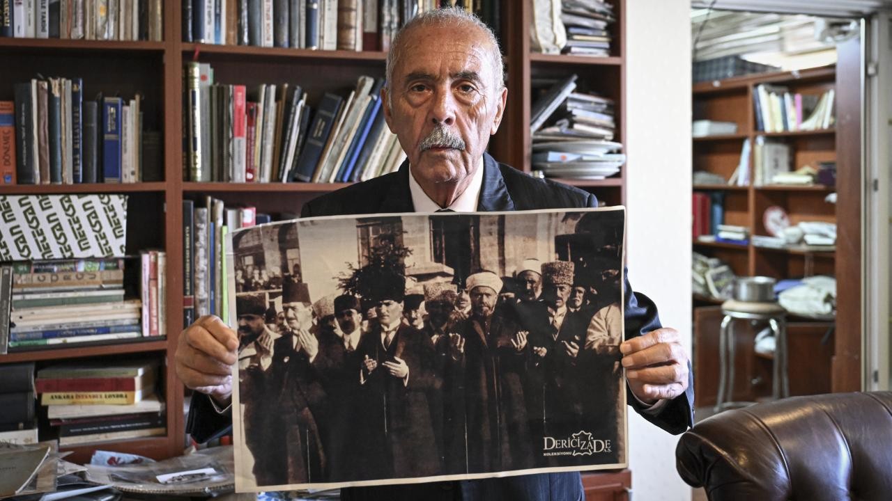 Atatürk'ün TBMM'de dua ettiği fotoğrafın da bulunduğu koleksiyonu TTK'ya bağışladı