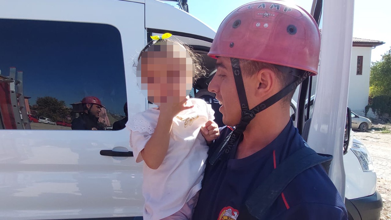 Konya’da boş araziye park edilen aracın içinde çocuk bulundu! Polis araç sahibini arıyor