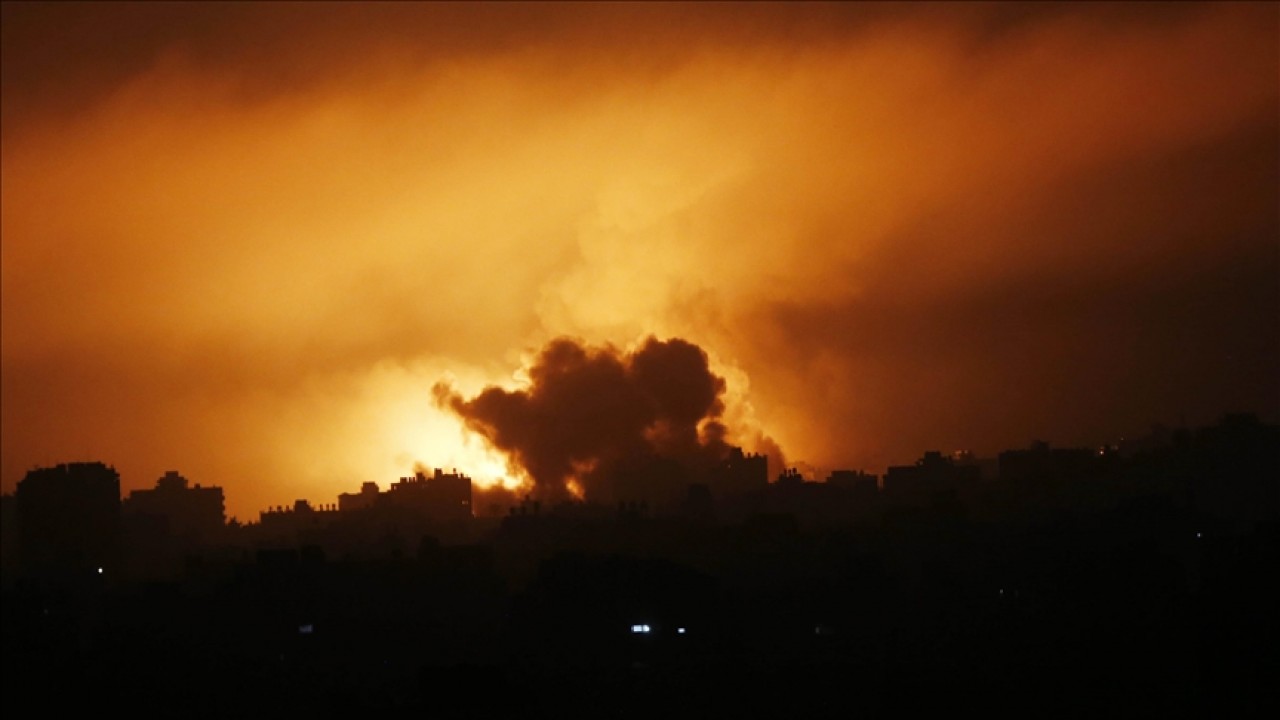 Gazze'deki İçişleri Bakanlığı: İsrail yerinden edilmiş insanların konvoyunu bombaladı