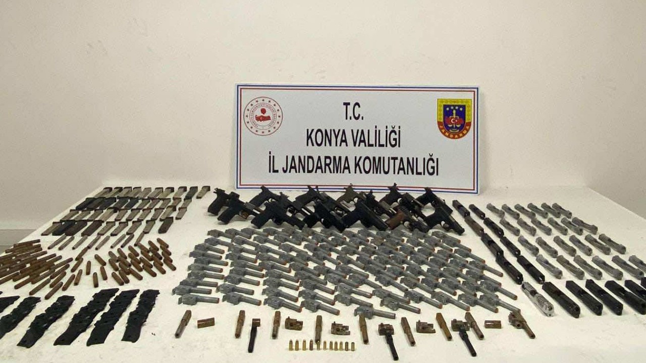 Konya'da jandarmadan bir eve operasyon! 5 tabanca ele geçirildi: 1 gözaltı