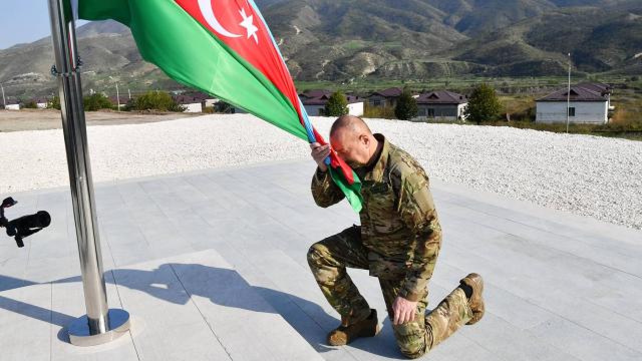 Aliyev, Hankendi ve Hocalı’da Azerbaycan bayrağını göndere çekti