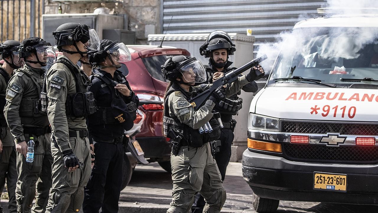 İşgal altındaki Doğu Kudüs'te namaz kılmak isteyenlere İsrail polisinden müdahale