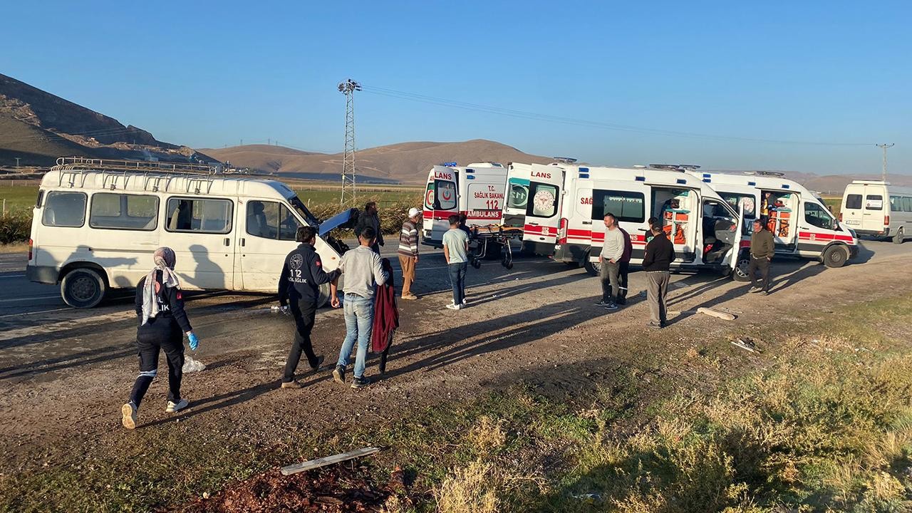 Tarım işçilerini taşıyan minibüs ile yakıt tankeri çarpıştı: 15 yaralı