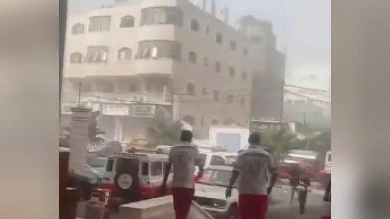 İsrail, ICRC heyetinin ziyareti sırasında hastane yakınlarını bombaladı