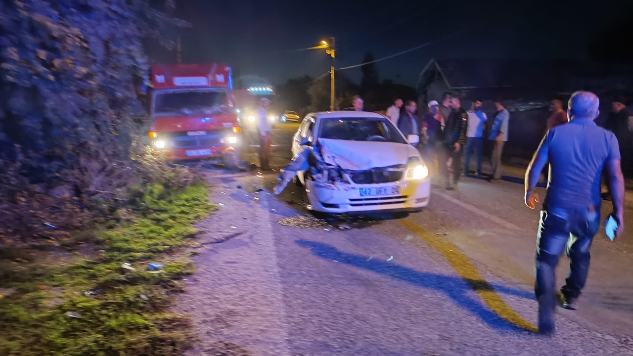 Konya'da feci kaza: Otomobille park halindeki kamyonun arasında sıkıştı