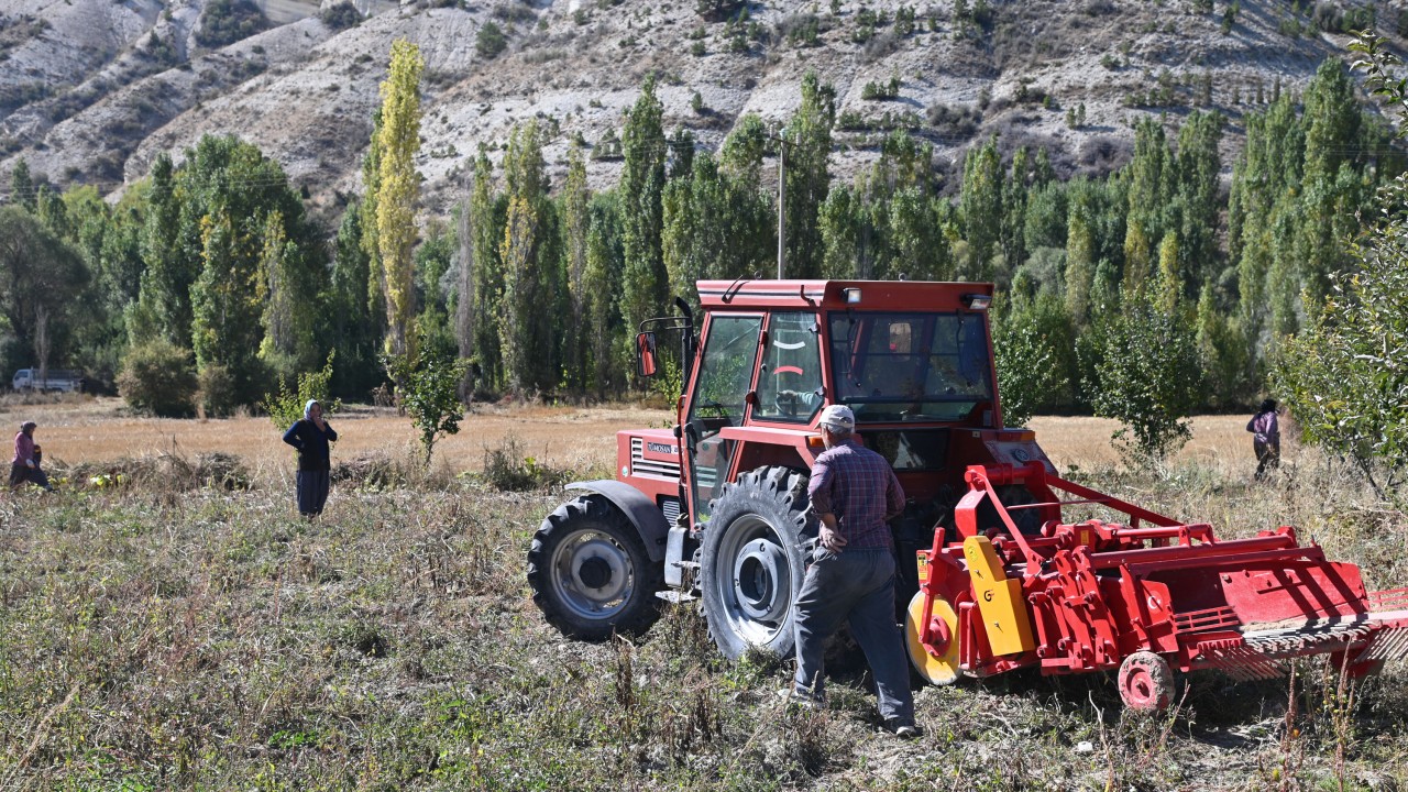 Konya'da çiftçiye büyük kolaylık! 60 beygir gücünde saatte 3 dekar ekim ve söküm yapıyor