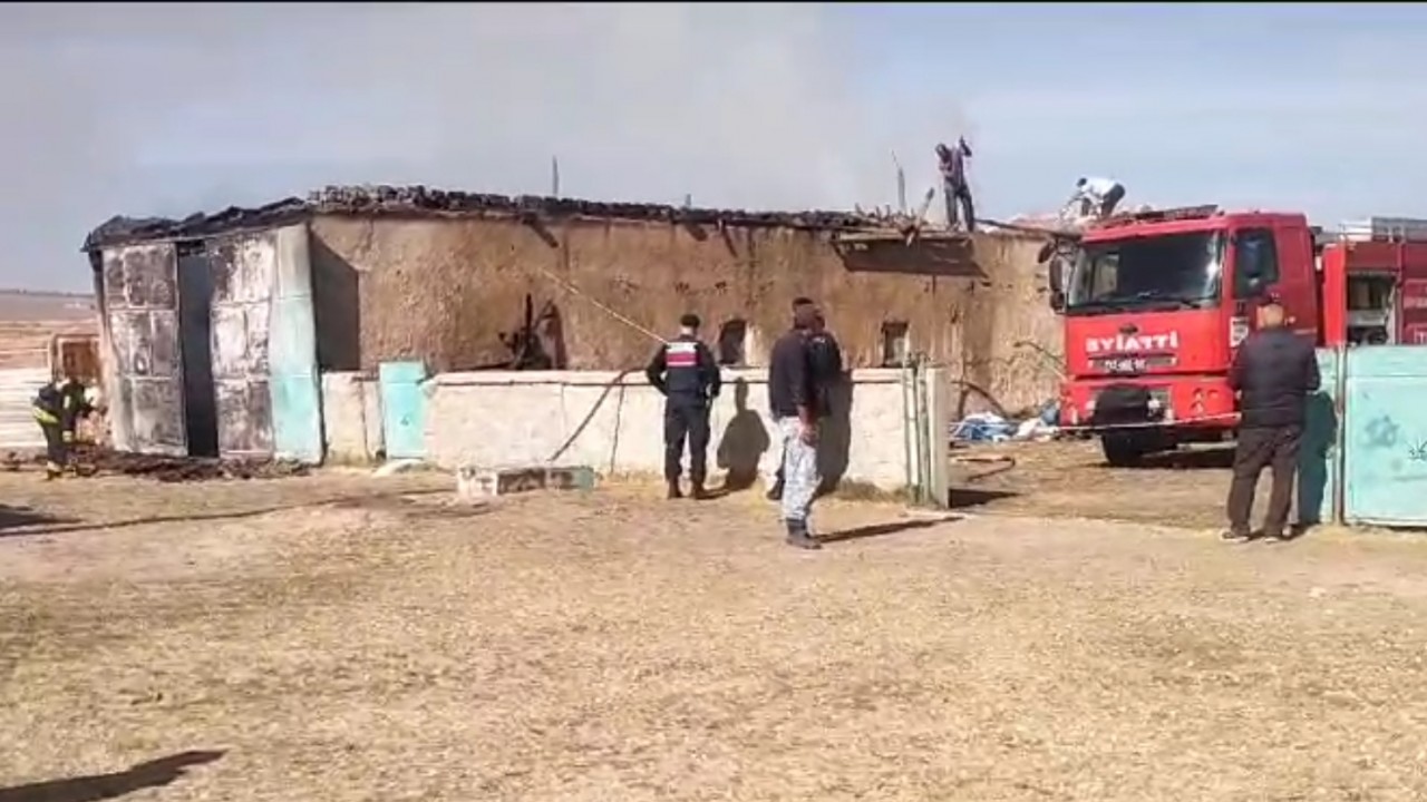 Konya'da içi dolu samanlık yandı