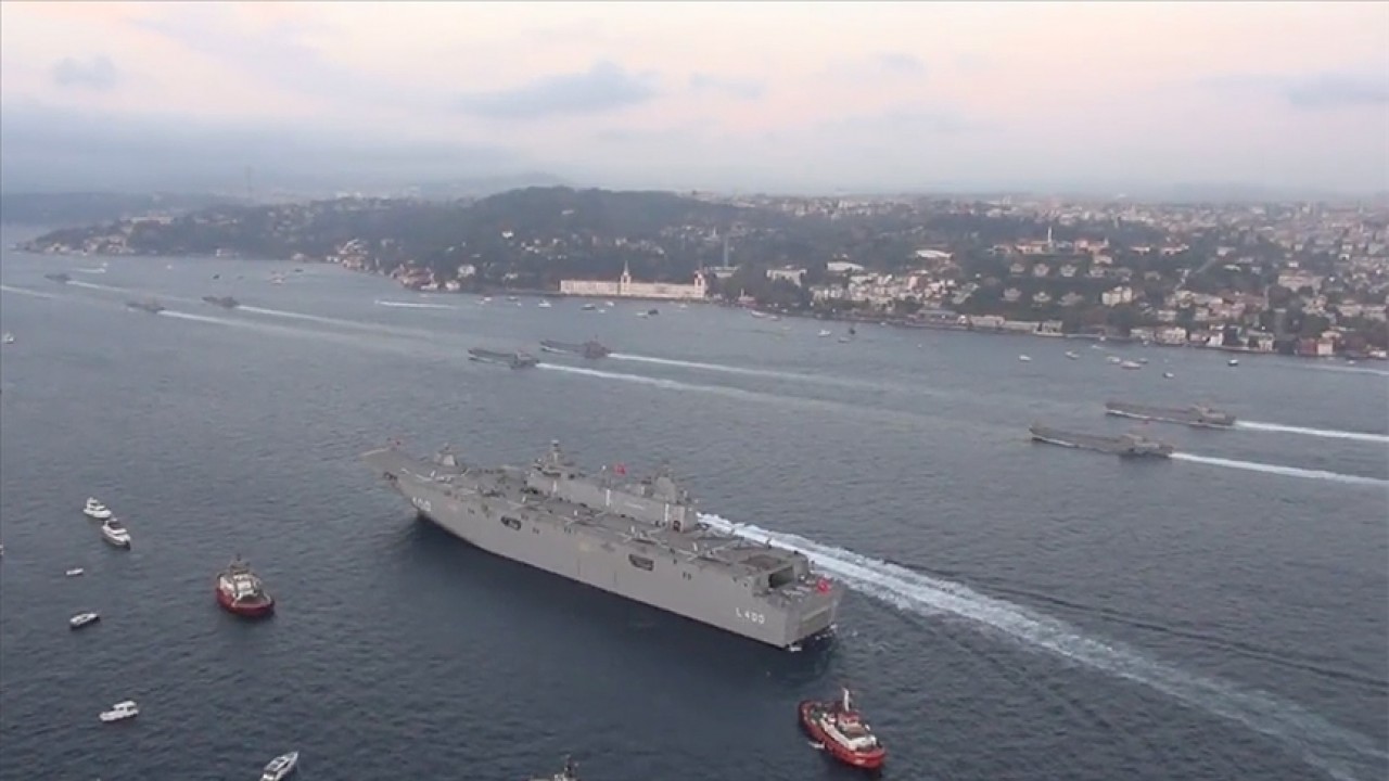 MSB, Türk donanmasının İstanbul Boğazı’ndaki resmigeçidinin gökyüzünden çekilen görüntülerini paylaştı