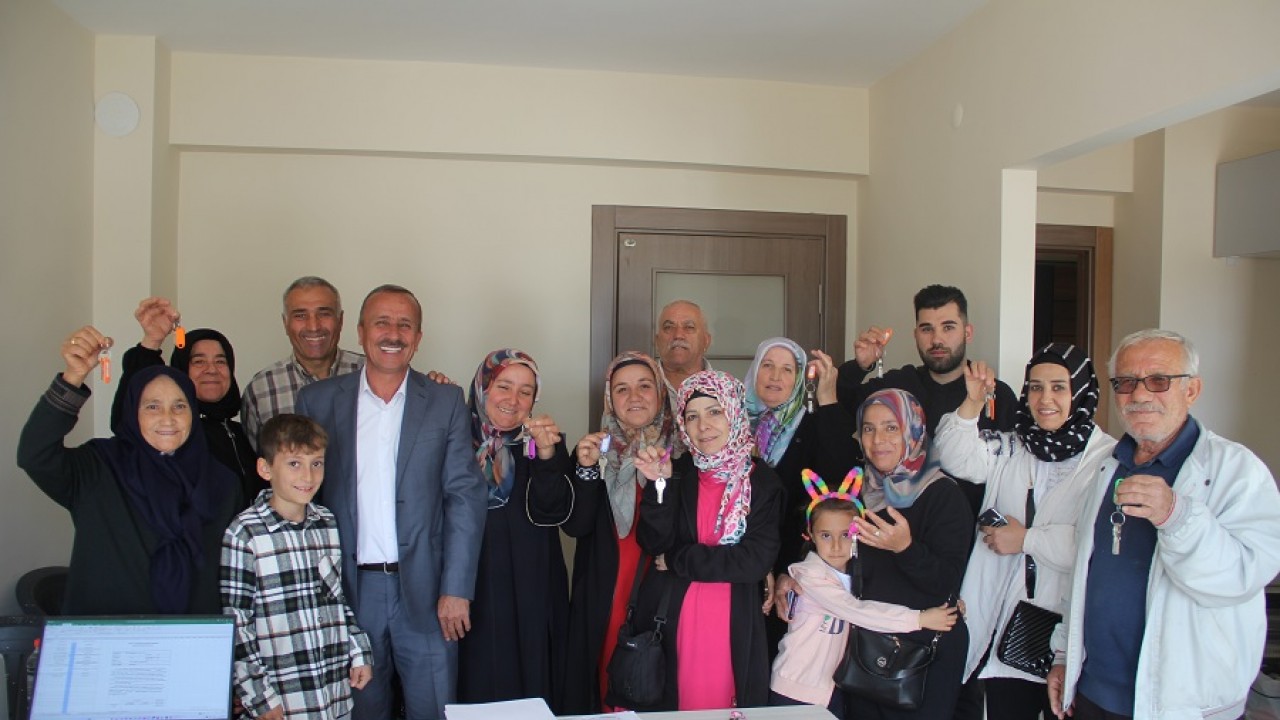 Yalıhüyük'deki TOKİ konutlarında anahtarlar teslim heyecanı