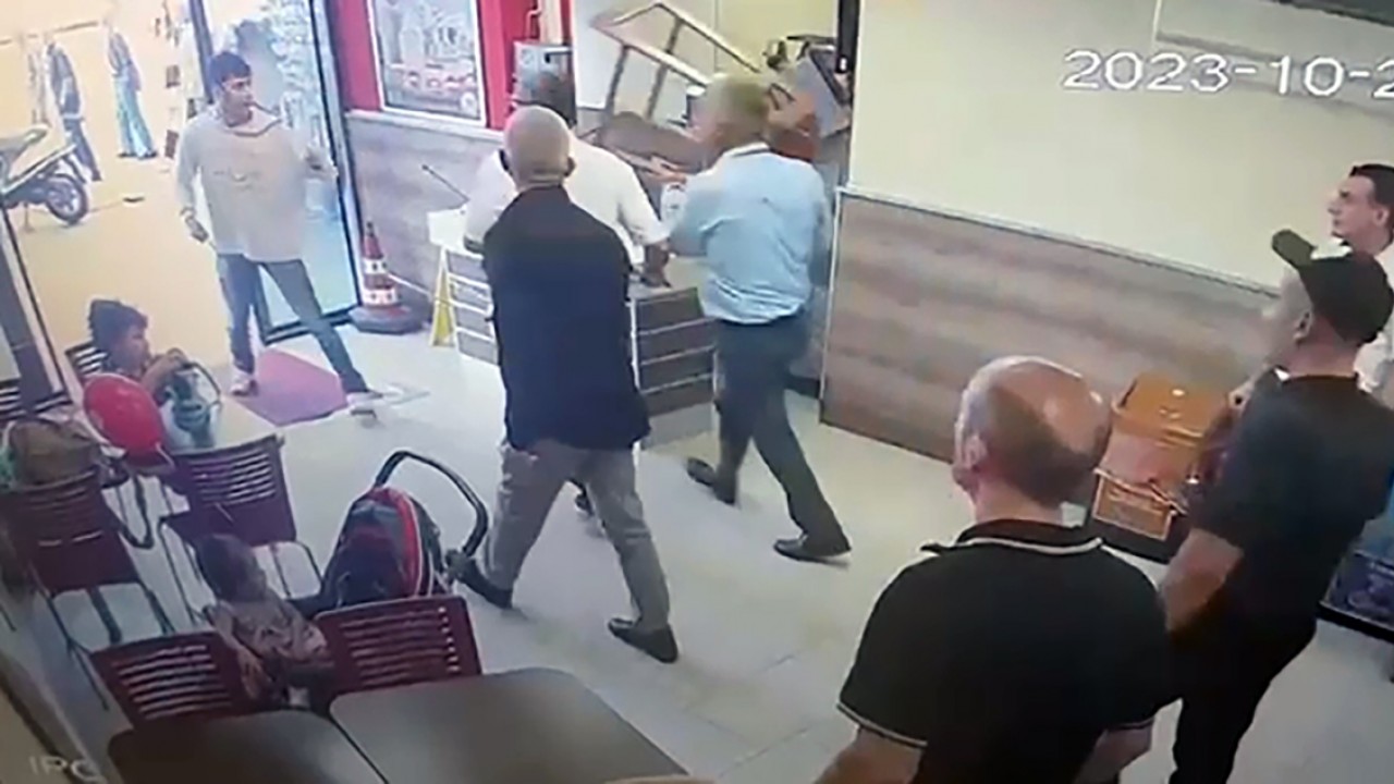 Restoranda ‘Yemeğinizde bebek kanı var' diyen bir kişi, çalışanlara saldırdı