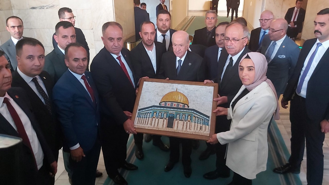 ​MHP Konya İl Başkanı Karaarslan, Devlet Bahçeli’ye Mescidi Aksa tablosu hediye etti 