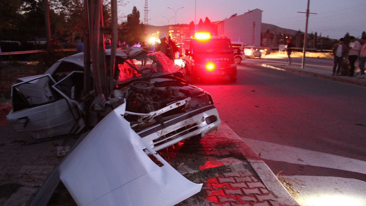 Konya’da otomobil elektrik direğine çarpmıştı! Ölü sayısı 2 ’ye yükseldi