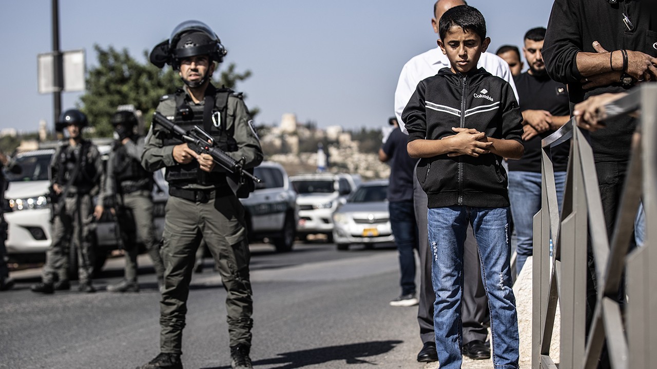 İsrail, cuma namazını Mescid-i Aksa'da kılmak isteyen Filistinli gençleri engelledi