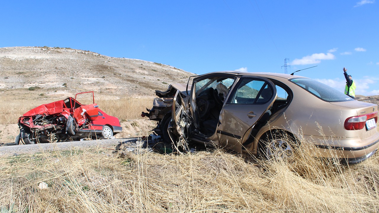Konya’da feci kaza: 2 otomobilin çarpıştığı kazada 1 ölü, 4 yaralı