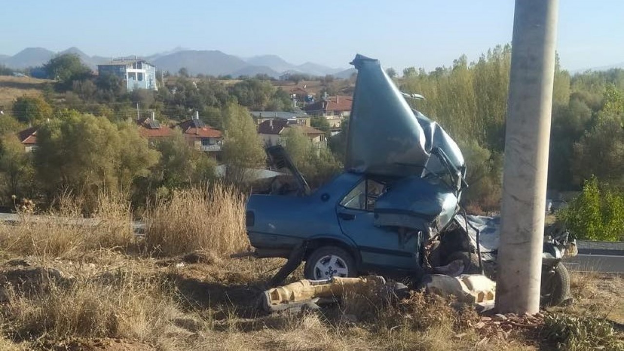 Konya'da otomobiliyle beton direğe çarptı: Sürücü ağır yaralandı