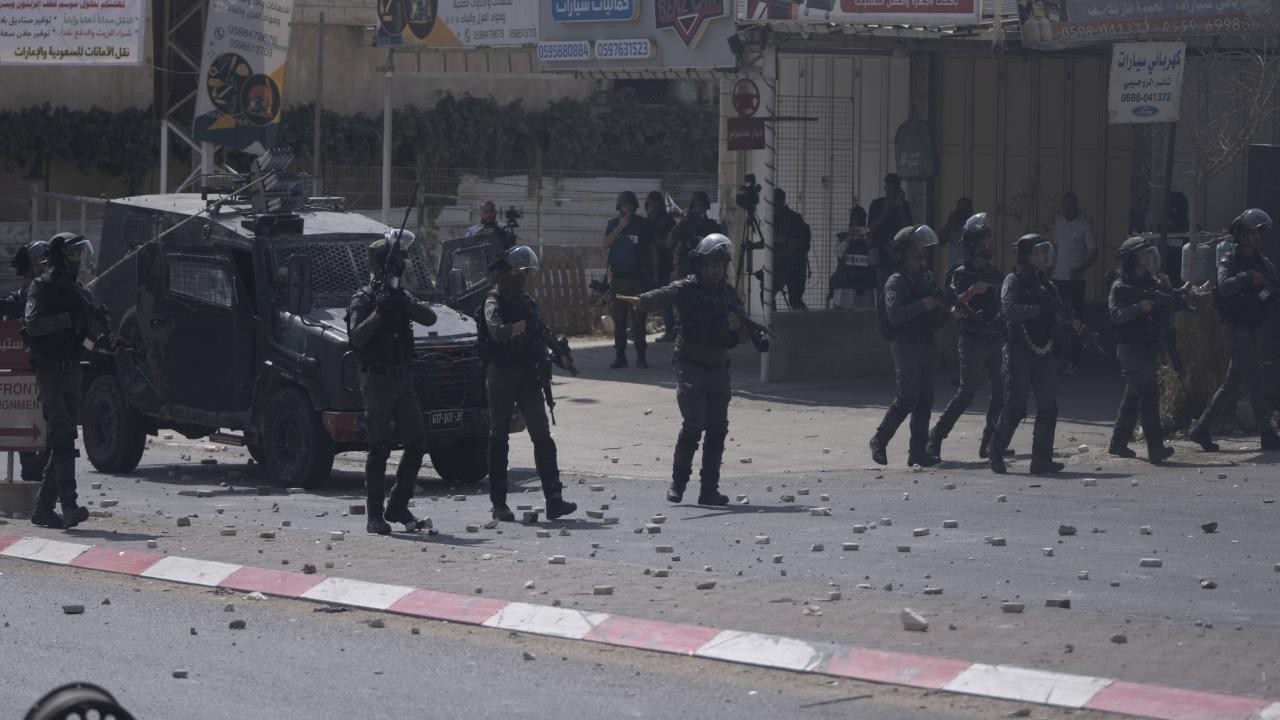 İsrail askerleri Batı Şeria’da baskınlarını sürdürdü, 2 gazeteciyi gözaltına aldı