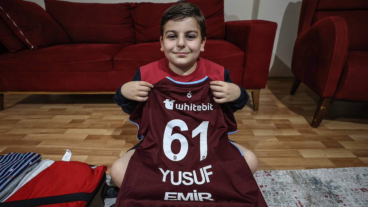 Biber gazı saldırısına uğrayan Trabzonsporlu çocuk, takımının maçını tribünden izleyecek