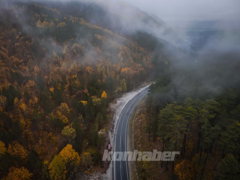 Domaniç Dağları’ndaki kıvrımlı yollar sonbaharın renkleriyle buluştu
