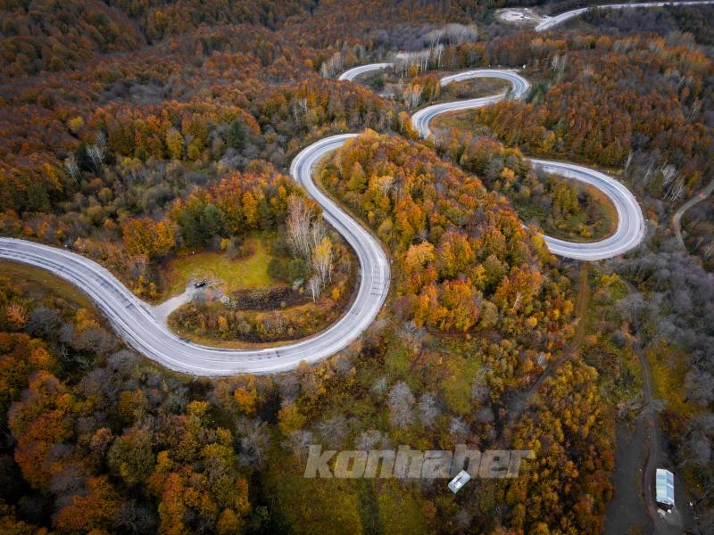 Domaniç Dağları’ndaki kıvrımlı yollar sonbaharın renkleriyle buluştu