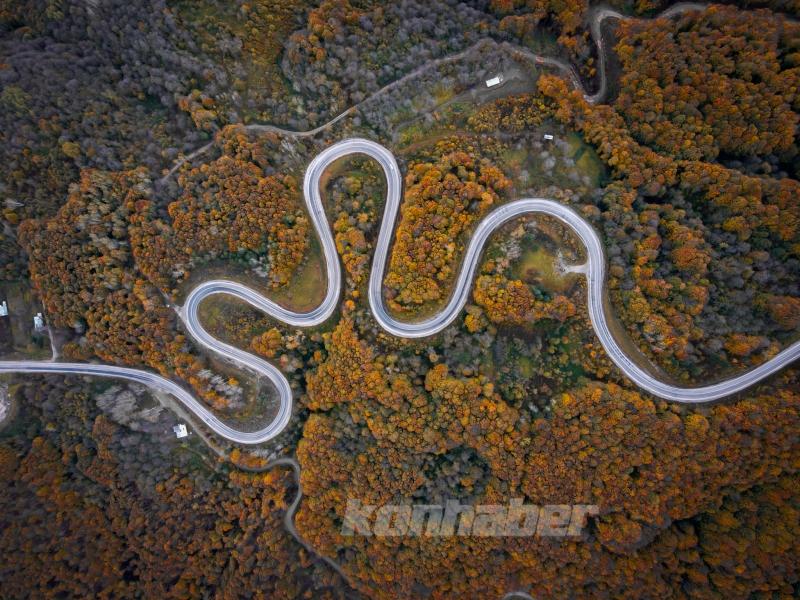 Domaniç Dağları’ndaki kıvrımlı yollar sonbaharın renkleriyle buluştu