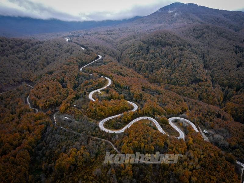 Domaniç Dağları’ndaki kıvrımlı yollar sonbaharın renkleriyle buluştu